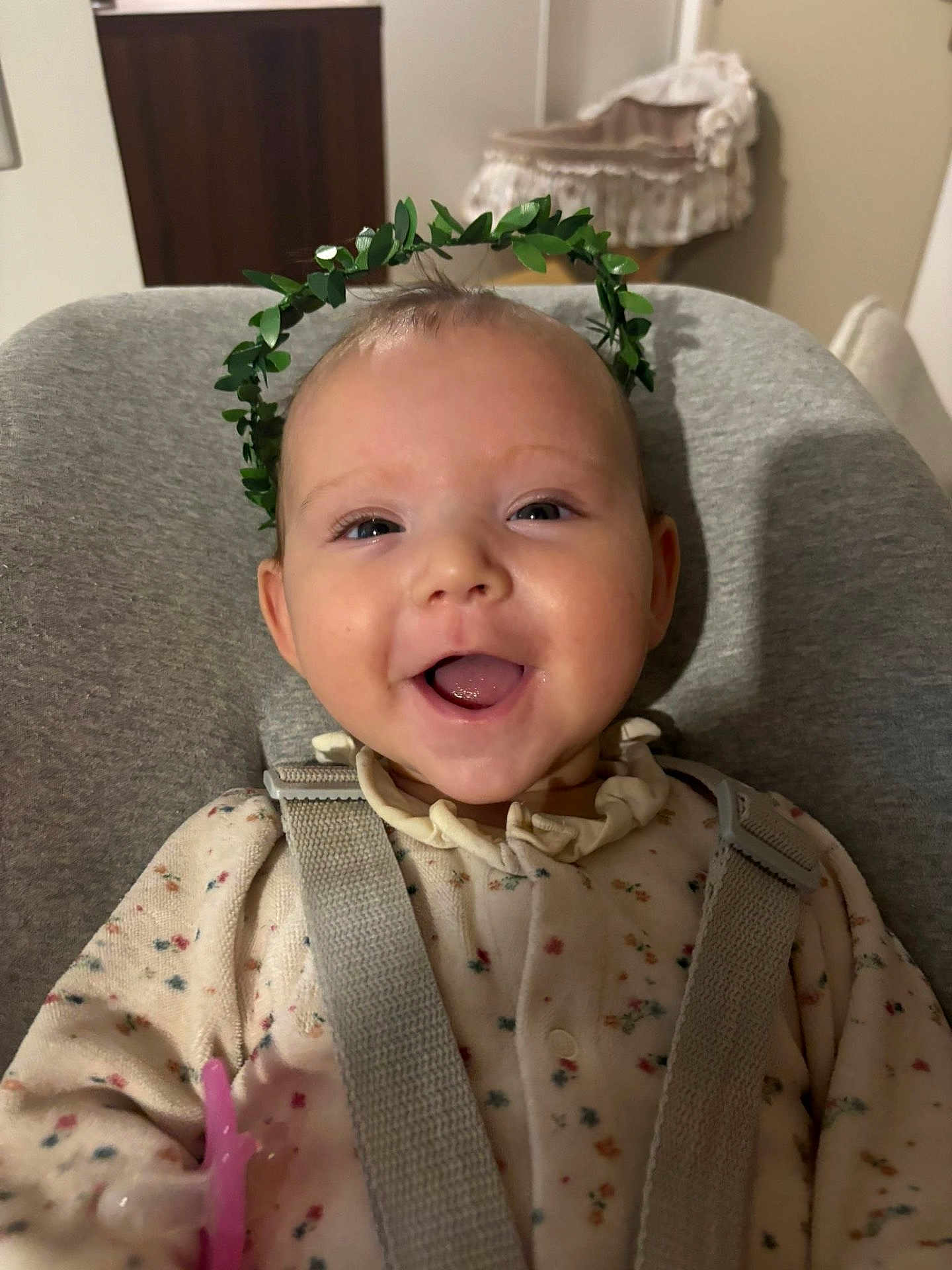 Lou a rejoint le concours — aidez-le/la à gagner de superbes lots ! baby, smiling, happy, face, infant, child, leaf_crown, seatbelt, baby_seat, clothing, indoors, cute, portrait, cheerful, young_child, head, eyes, mouth, skin, person