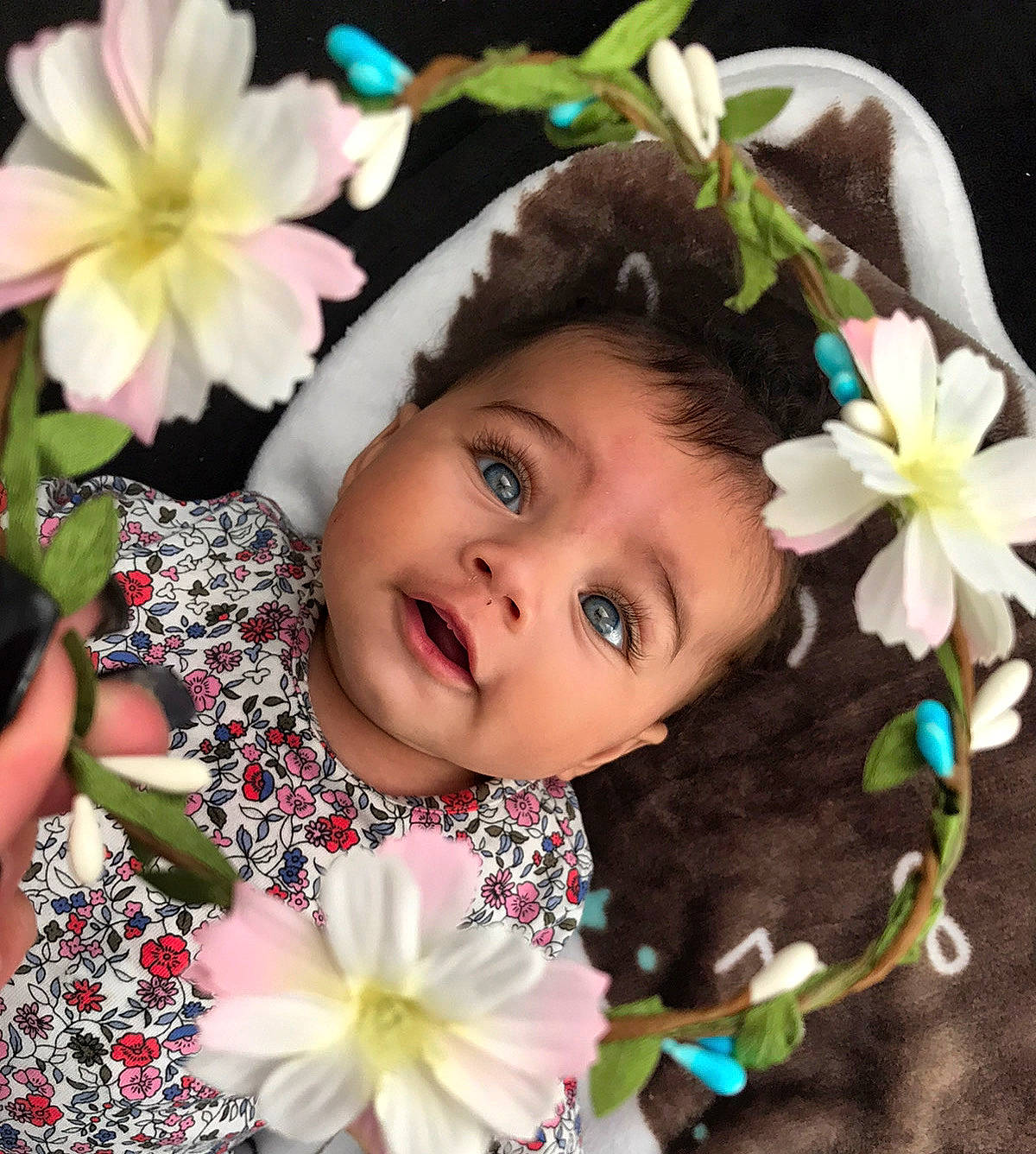 Kessy participe au concours pour gagner de l'argent avec cette photo : beauty, blossom, botany, close_up, eyebrow, eyelash, facial_expression, flower, flowering_plant, happy, iris, people_in_nature, person, petal, picture_frame, pink, plant, smile, terrestrial_plant, textile