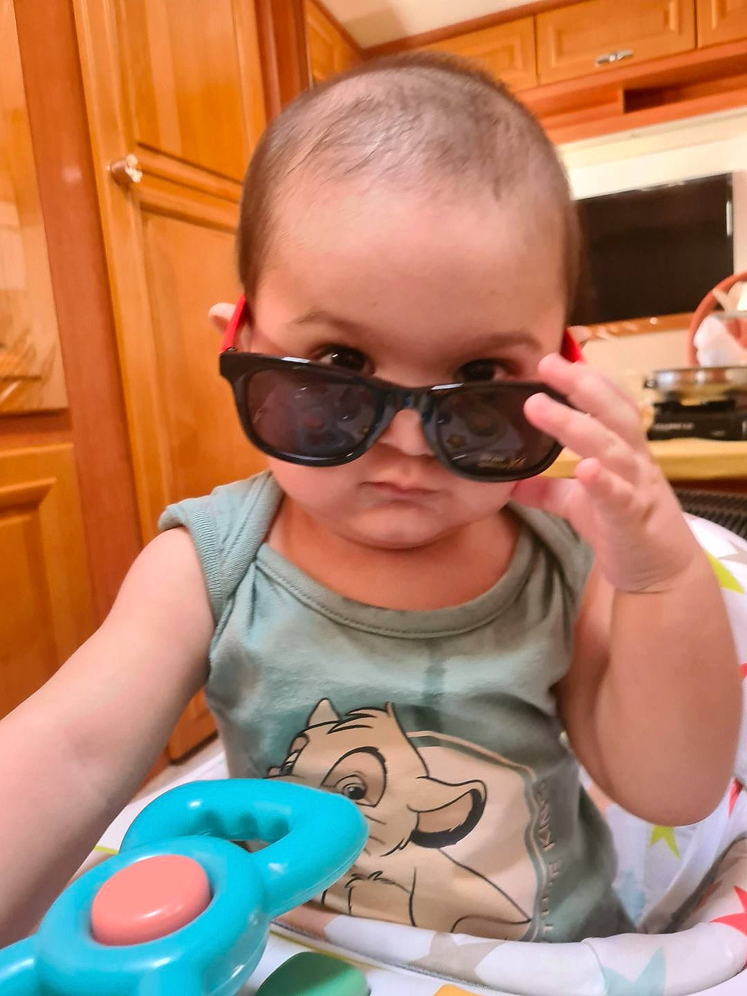 Heston participe au concours pour gagner de l'argent avec cette photo : baby, baby_toddler_clothing, child, cool, eyewear, facial_expression, fun, game_controller, glasses, goggles, input_device, mouth, nose, person, product, skin, smile, sunglasses, toddler, toy