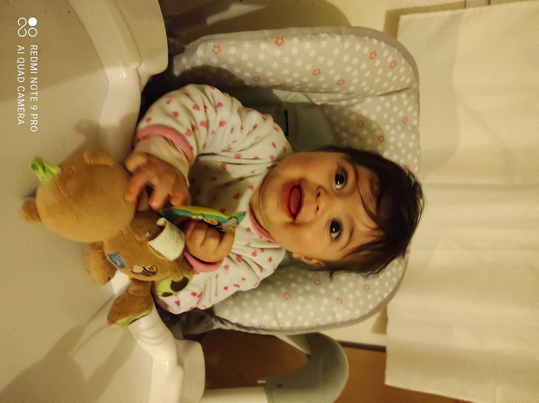 Amaya a rejoint le concours — aidez-le/la à gagner de superbes lots ! baby, baby_products, baby_safety, baby_toddler_clothing, baby_toys, bed, chair, cheek, child, comfort, ear, eyelash, happy, infant_bed, person, room, skin, smile, toddler, toy