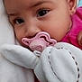 Esmée a rejoint le concours — aidez-le/la à gagner de superbes lots ! baby, infant, pacifier, blanket, plush_toy, face, close_up, child, cute, soft, comfort, pink_clothing, sleepy, indoors, adorable, young_child, resting, cozy, small_hand, stuffed_animal