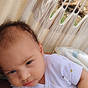 Esmée participe au concours pour gagner de l'argent avec cette photo : baby, infant, face, eyes, onesie, clothing, hammock, outdoor, expression, skin, head, hair, person, child, portrait, cute, relaxing, summer, sunlight, closeup