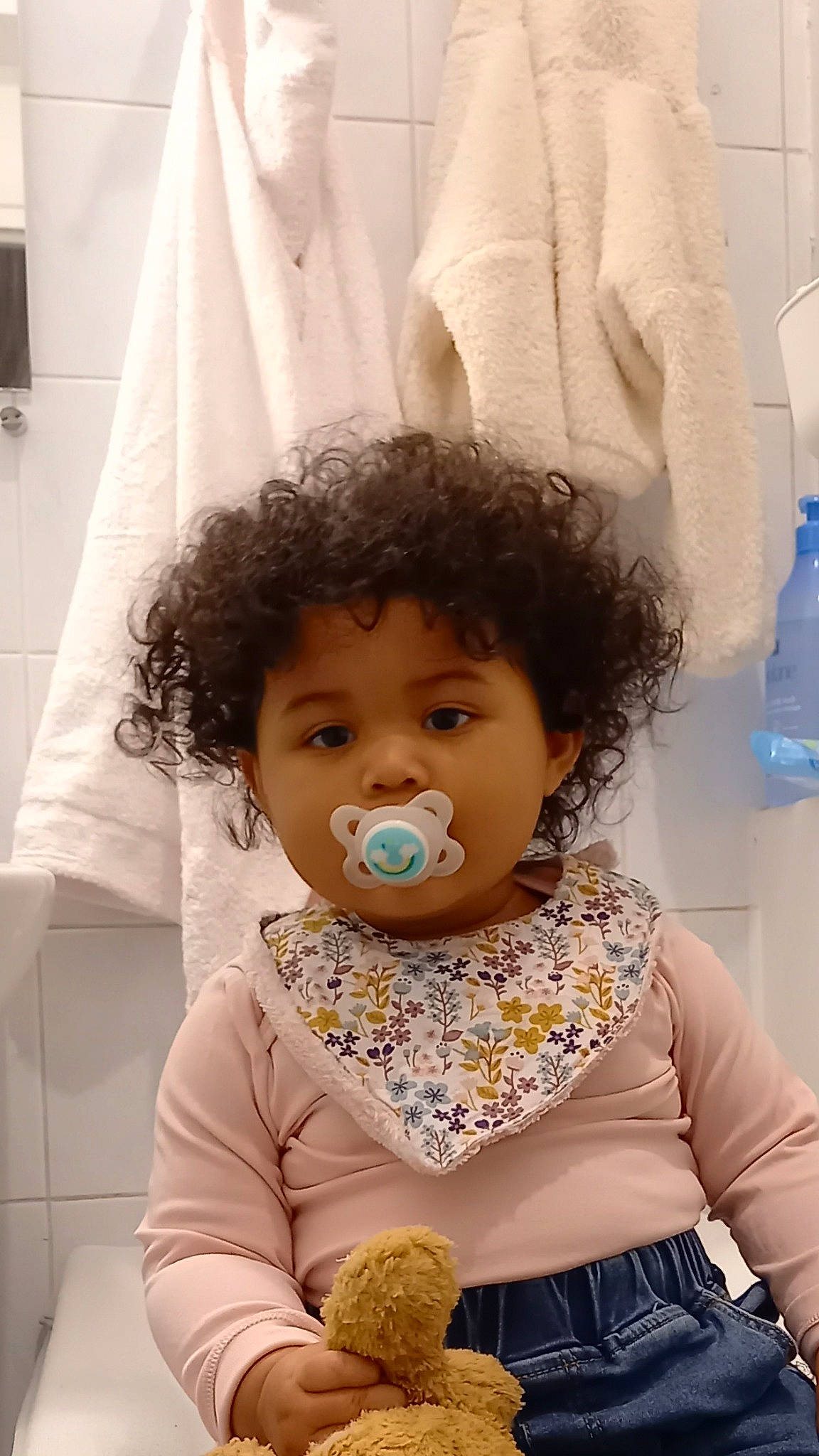 Pao a rejoint le concours — aidez-le/la à gagner de superbes lots ! baby, baby_toddler_clothing, blue, cheek, child, comfort, eyelash, fun, hairstyle, happy, mouth, nose, person, pink, skin, sleeve, t_shirt, textile, toddler, water_bottle