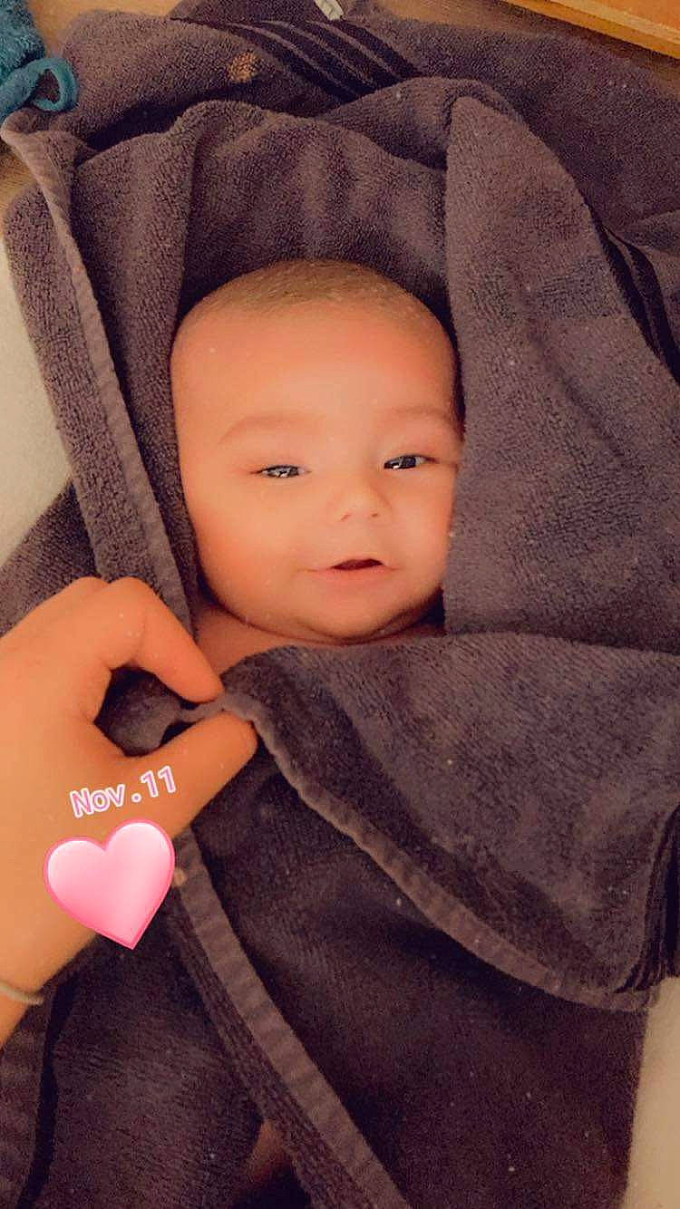 Elio participe au concours pour gagner de l'argent avec cette photo : baby, baby_toddler_clothing, cheek, child, chin, close_up, comfort, gesture, linens, lip, nail, neck, nose, outerwear, person, product, skin, sleeve, textile, thumb