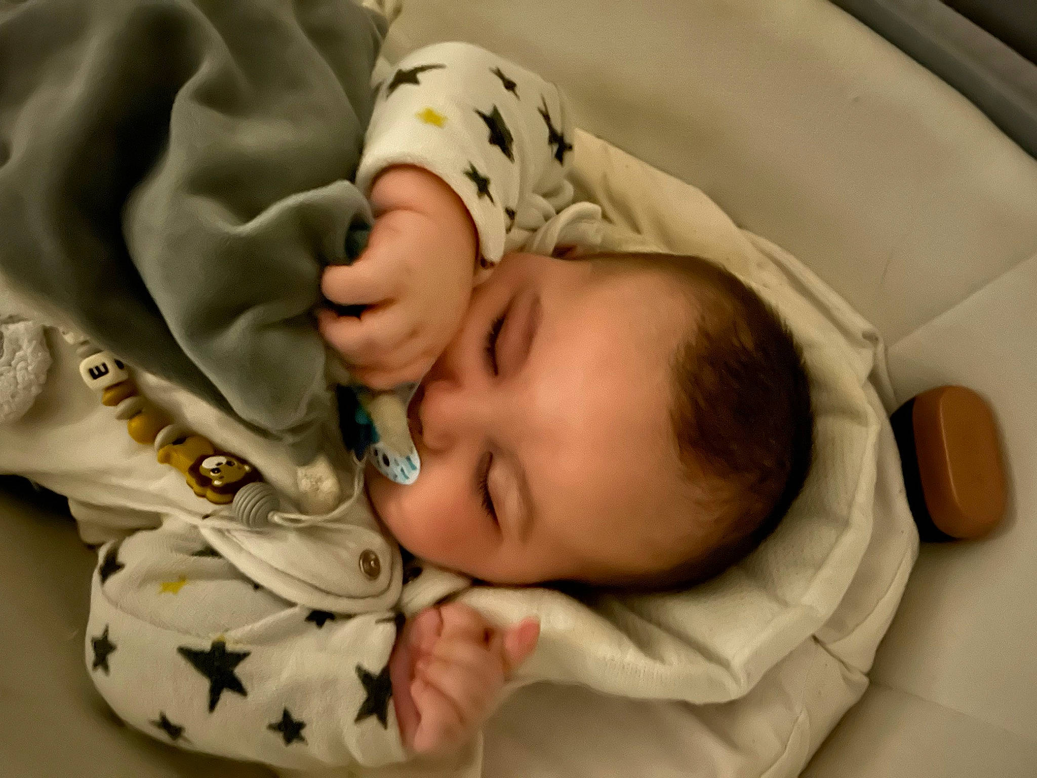 Elio a rejoint le concours — aidez-le/la à gagner de superbes lots ! baby, baby_products, baby_sleeping, baby_toddler_clothing, bedtime, cheek, child, comfort, happy, linens, nap, pattern, person, portrait_photography, product, sleep, sleeve, toddler