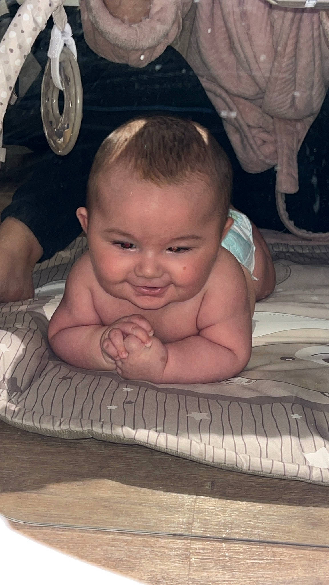 Elio a rejoint le concours — aidez-le/la à gagner de superbes lots ! baby, cheek, chest, child, comfort, eyebrow, eyelash, finger, flash_photography, flooring, fun, happy, iris, joy, mouth, nose, person, sitting, skin, smile