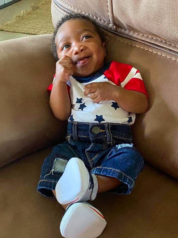 Elian is registered to the contest to win money with this photo: abdomen, arm, baby, baby_products, cheek, child, finger, hip, jeans, joint, knee, leg, person, sitting, thigh, toddler