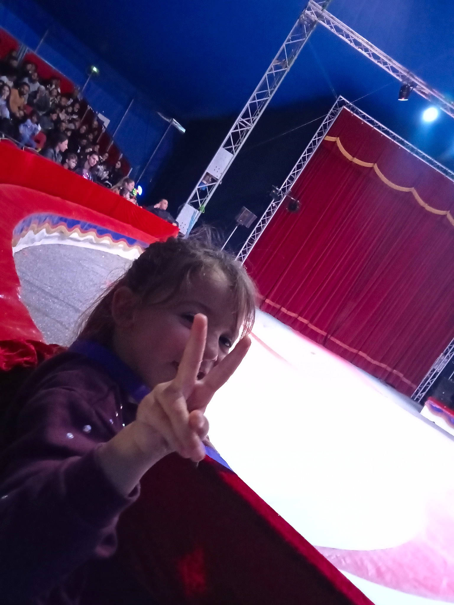 Manel participe au concours pour gagner de l'argent avec cette photo : artist, audio_equipment, baseball_cap, design, display_device, electric_blue, entertainment, event, fun, lighting, magenta, music, music_artist, music_venue, musician, performing_arts, person, pop_music, purple, space