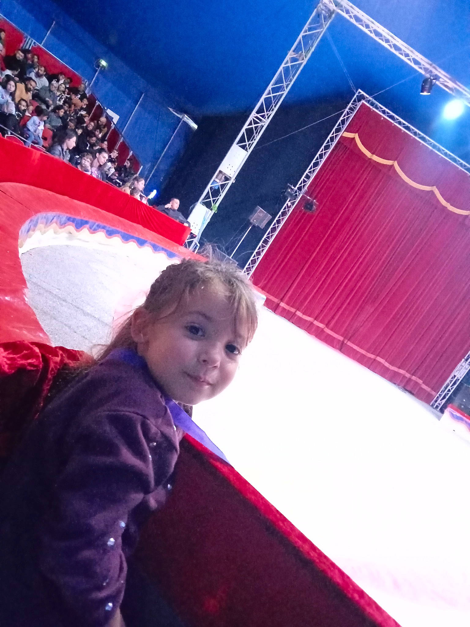 Manel participe au concours pour gagner de l'argent avec cette photo : arena, baseball_cap, cap, electric_blue, event, fan, fun, leisure, lighting, magenta, night, person, player, purple, red, space, sport_venue, t_shirt, tints_and_shades, toddler