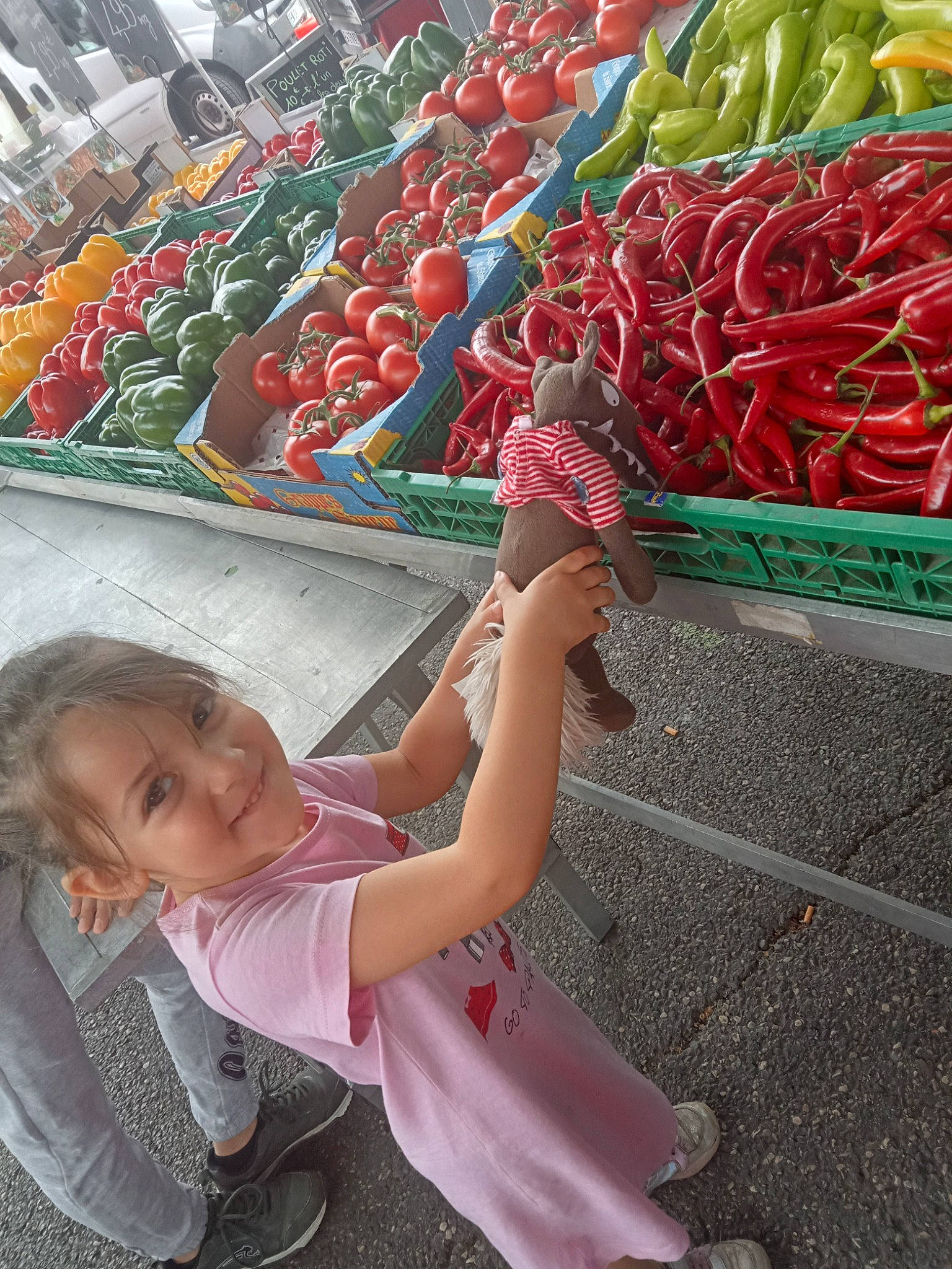 Manel a rejoint le concours — aidez-le/la à gagner de superbes lots ! child, city, dress, event, food, happy, ingredient, joy, leisure, local_food, magenta, market, natural_foods, person, pink, plant, produce, sandal, shoe, smile