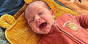 Charlie a rejoint le concours — aidez-le/la à gagner de superbes lots ! baby, smiling, infant, toy, blanket, towel, cute, happy, clothing, lying_down, face, hand, playful, indoor, soft_toys, colorful, child, expression, comfort, cuddle
