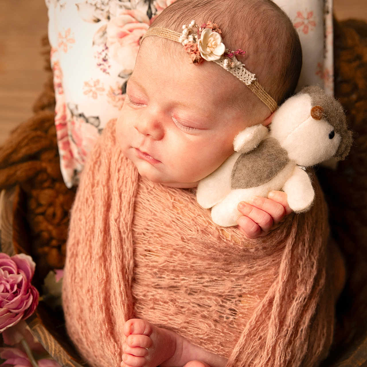 Charlie a rejoint le concours — aidez-le/la à gagner de superbes lots ! baby, closeup, cozy, cute, delicate, flower, headband, indoors, infant, newborn, peaceful, pillow, pink_wrap, plush_toy, portrait, sleeping, soft_texture, swaddled, tiny_feet, wooden_bowl