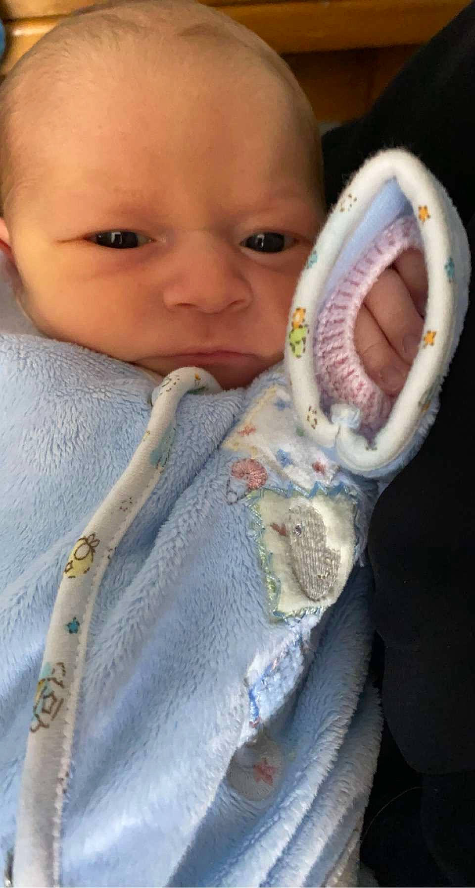 Mélina a rejoint le concours — aidez-le/la à gagner de superbes lots ! baby, baby_toddler_clothing, cheek, child, chin, comfort, eyelash, facial_expression, finger, gesture, grass, happy, lip, mouth, nose, person, photograph, skin, thumb, toddler