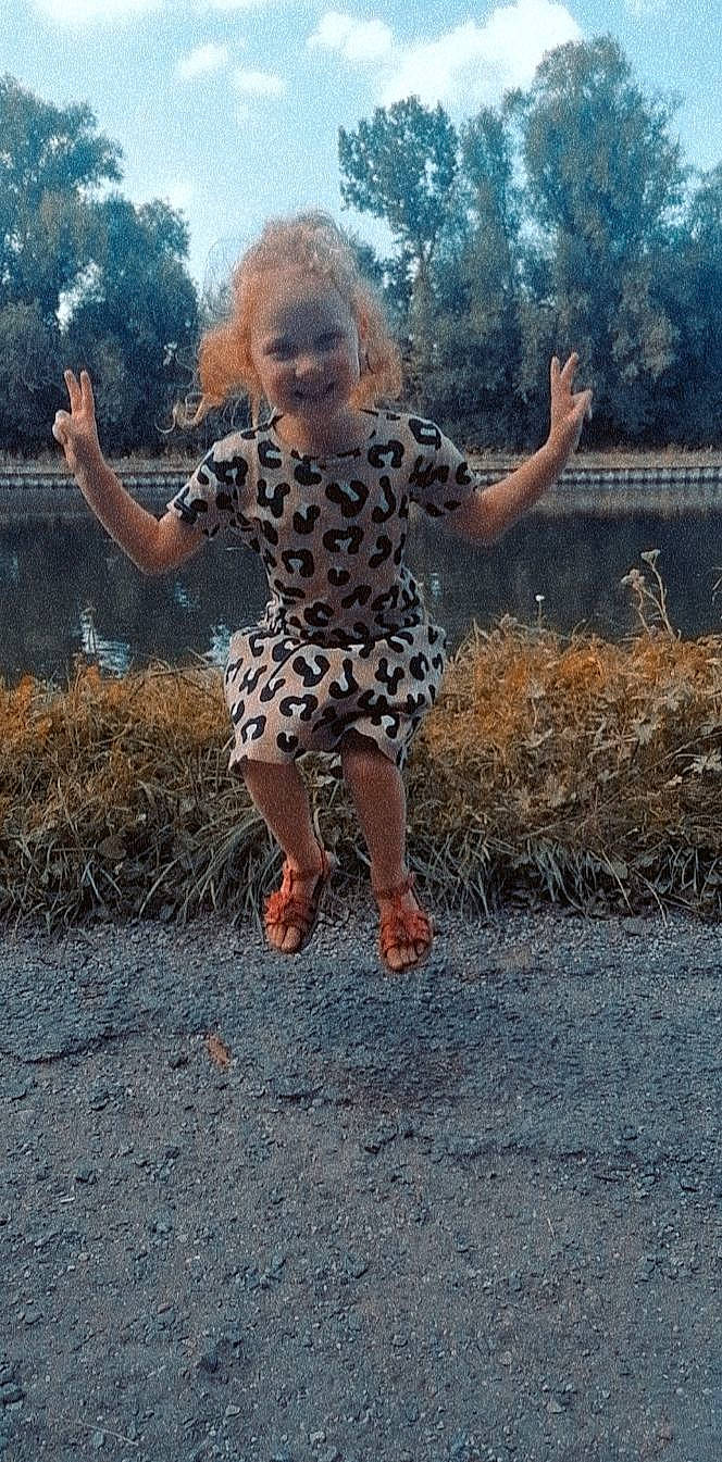 Luna a rejoint le concours — aidez-le/la à gagner de superbes lots ! barefoot, blond, dress, fawn, flash_photography, fun, gesture, grass, hair, happy, head, human_body, human_leg, joy, people_in_nature, person, plant, sky, smile, sunlight