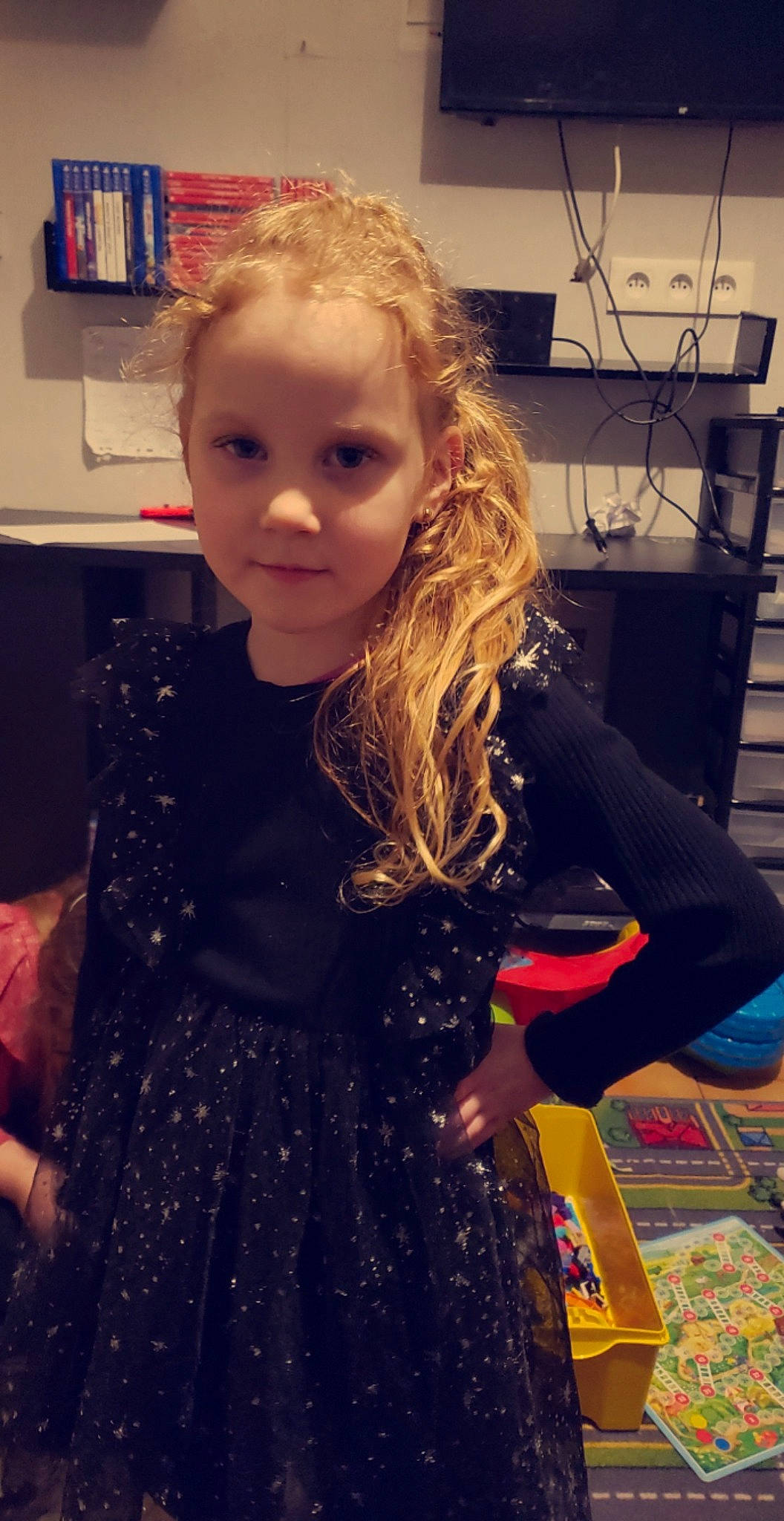 Luna a rejoint le concours — aidez-le/la à gagner de superbes lots ! blond, child, cool, dress, electric_blue, eyelash, fashion_design, flooring, fun, hair, hairstyle, happy, iris, joint, lip, long_hair, person, shoulder, sleeve, standing