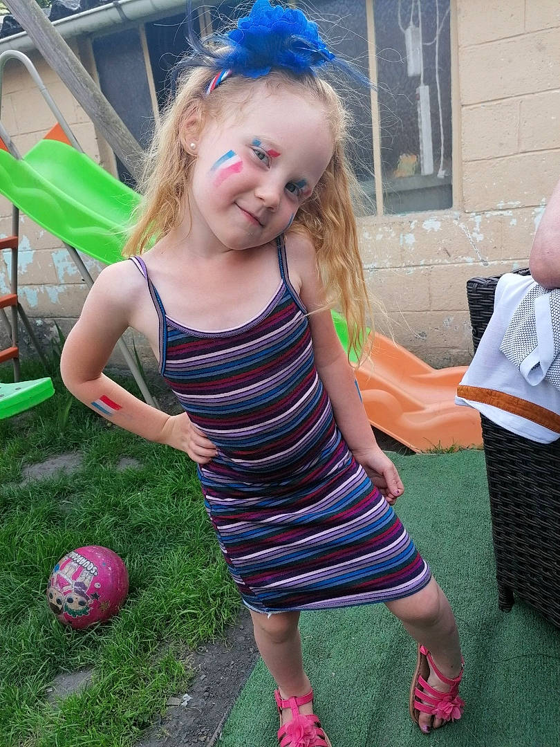 Luna participe au concours pour gagner de l'argent avec cette photo : ball, blue, chair, child, event, fun, grass, happy, joy, leisure, magenta, party_supply, person, pink, play, recreation, sandal, soccer, sports_toy, summer