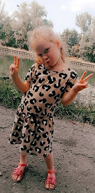 Luna participe au concours pour gagner de l'argent avec cette photo : arm, day_dress, dress, finger, gesture, hairstyle, hand, happy, joint, lip, neck, one_piece_garment, people_in_nature, person, plant, shoulder, skin, sleeve, standing, street_fashion