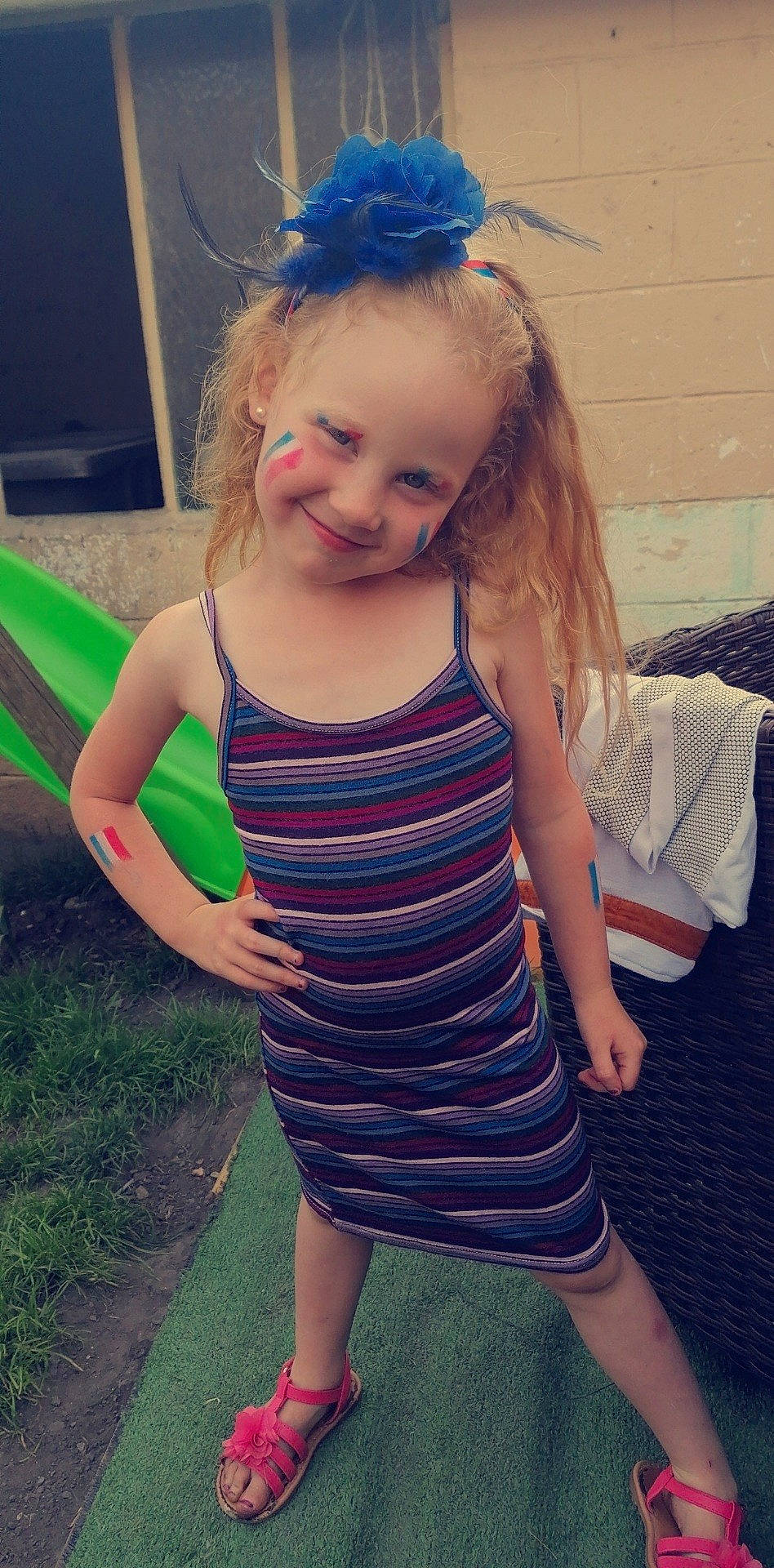 Luna a rejoint le concours — aidez-le/la à gagner de superbes lots ! baby_toddler_clothing, day_dress, dress, eye, fashion, hair, hairstyle, happy, head, iris, joy, one_piece_garment, person, photograph, pink, shoulder, skin, sleeve, smile, standing