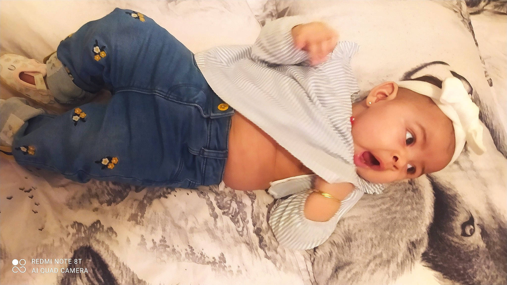 Sophie participe au concours pour gagner de l'argent avec cette photo : baby, baby_toddler_clothing, child, comfort, fur, grass, happy, hat, military_person, military_uniform, outerwear, pattern, person, portrait_photography, sitting, skin, sleeve, surprise, textile, toddler