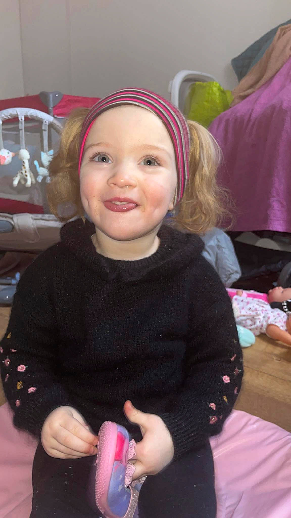 Lilya a rejoint le concours — aidez-le/la à gagner de superbes lots ! baby, baby_toddler_clothing, cheek, child, christmas_eve, event, facial_expression, fashion_accessory, fun, happy, head, headwear, holiday, iris, joy, person, pink, product, sitting, skin
