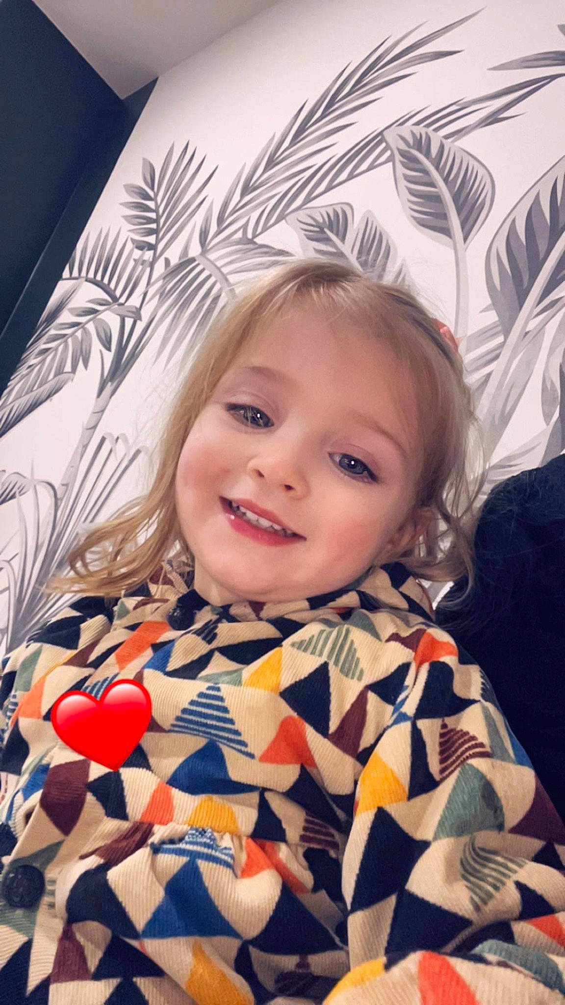 Lilya a rejoint le concours — aidez-le/la à gagner de superbes lots ! baby, baby_products, baby_toddler_clothing, blond, cheek, child, cool, electric_blue, eye, facial_expression, flash_photography, fun, happy, iris, joy, pattern, person, skin, smile, t_shirt