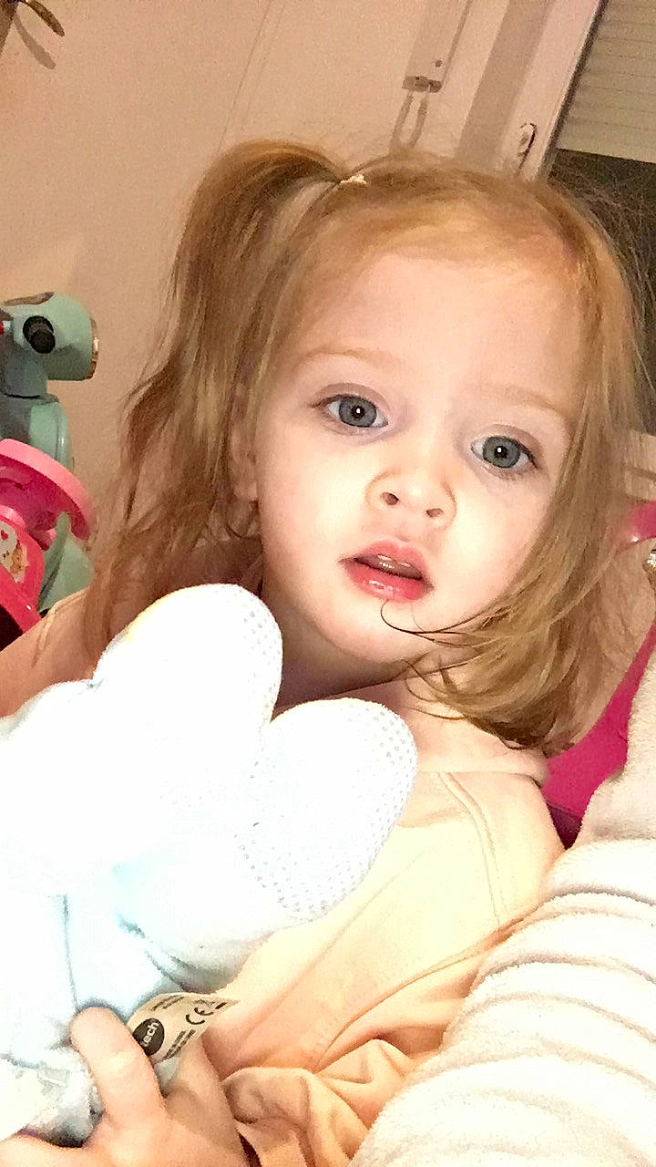 Lilya participe au concours pour gagner de l'argent avec cette photo : baby, cheek, comfort, ear, eye, eyebrow, eyelash, face, facial_expression, fun, gesture, happy, head, human_body, iris, lip, mouth, nose, person, skin