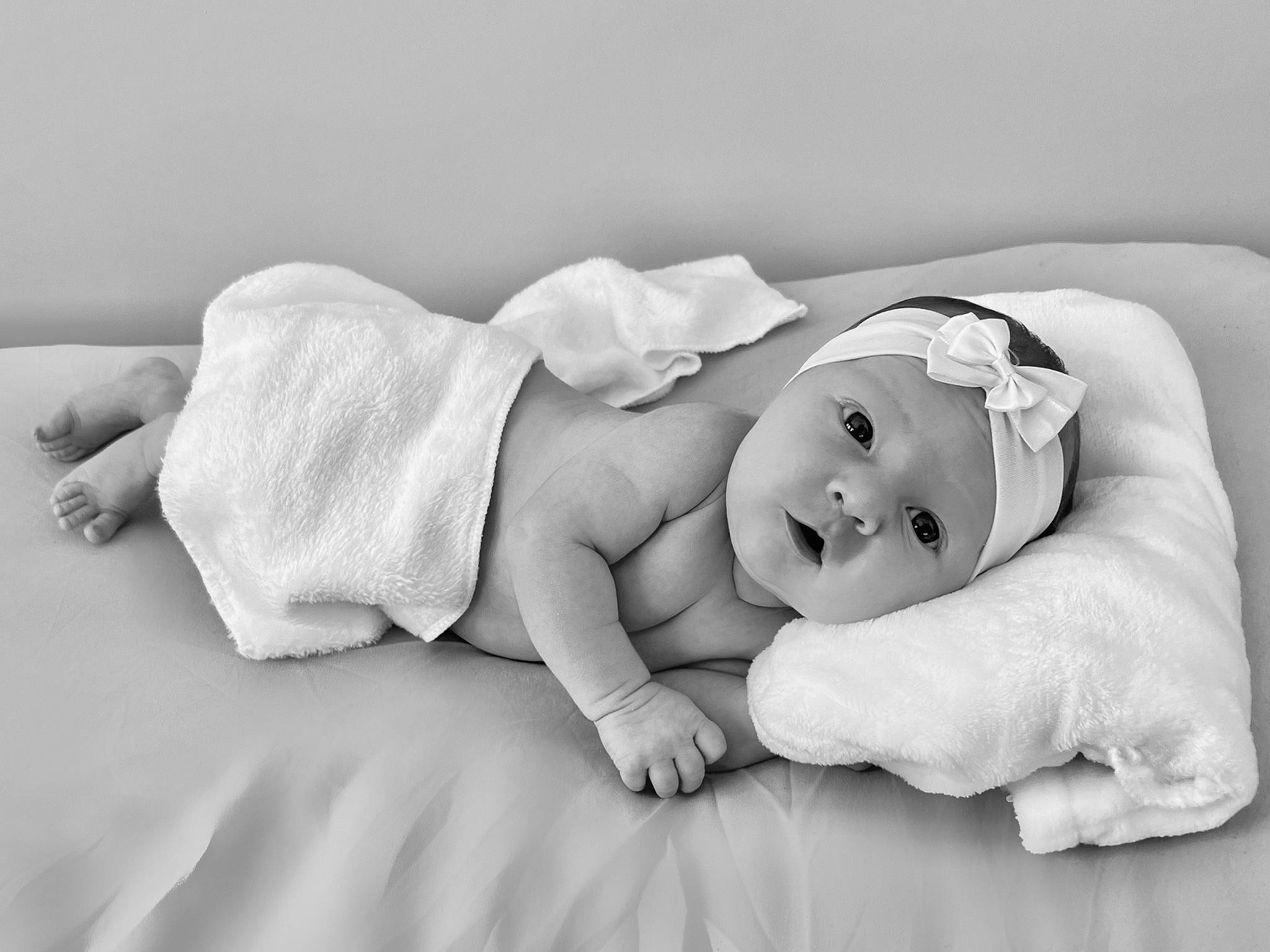 Ambre a rejoint le concours — aidez-le/la à gagner de superbes lots ! arm, art, baby, baby_sleeping, baby_toddler_clothing, bedtime, child, comfort, eye, flash_photography, grass, happy, head, headgear, headwear, human_body, linens, monochrome, monochrome_photography, person