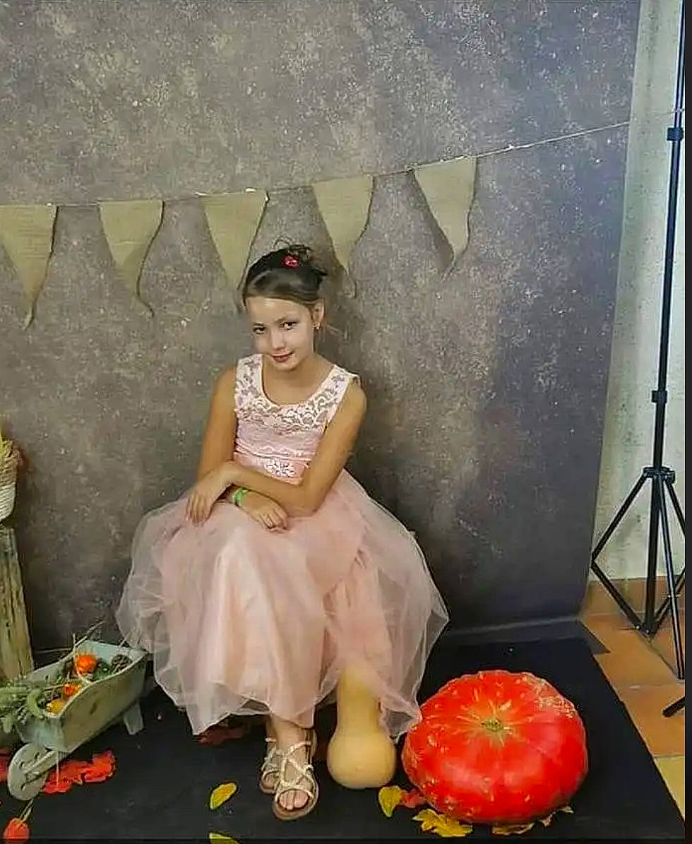 Ambre participe au concours pour gagner de l'argent avec cette photo : art, artist, citrullus, costume, event, eyewear, fashion_design, flooring, flower, formal_wear, fun, headpiece, illustration, joy, painting, peach, person, plant, room, sitting