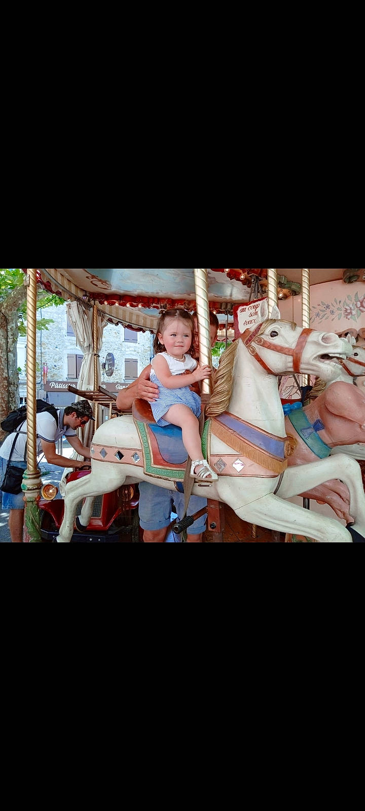 Eliana participe au concours pour gagner de l'argent avec cette photo : amusement_park, amusement_ride, bridle, carousel, child, event, fun, happy, horse, horse_supplies, horse_tack, joy, leisure, mane, nonbuilding_structure, pack_animal, person, public_event, recreation, rein