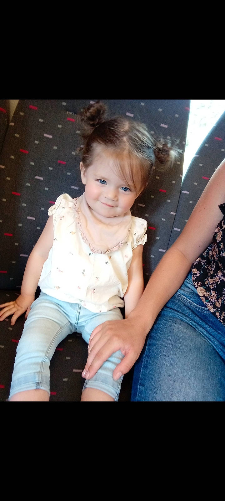 Eliana participe au concours pour gagner de l'argent avec cette photo : baby_toddler_clothing, blond, cheek, child, cool, event, flash_photography, fun, gesture, grass, happy, joy, leisure, magenta, pattern, person, pink, portrait_photography, sitting, skin