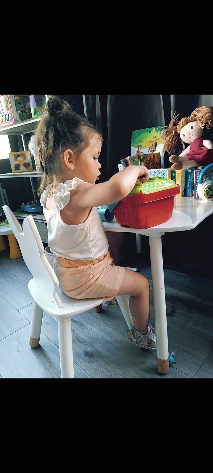 Eliana participe au concours pour gagner de l'argent avec cette photo : baby, chair, child, event, food, fun, furniture, hair, happy, human_leg, leg, leisure, person, recreation, room, shorts, sitting, standing, sweetness, table