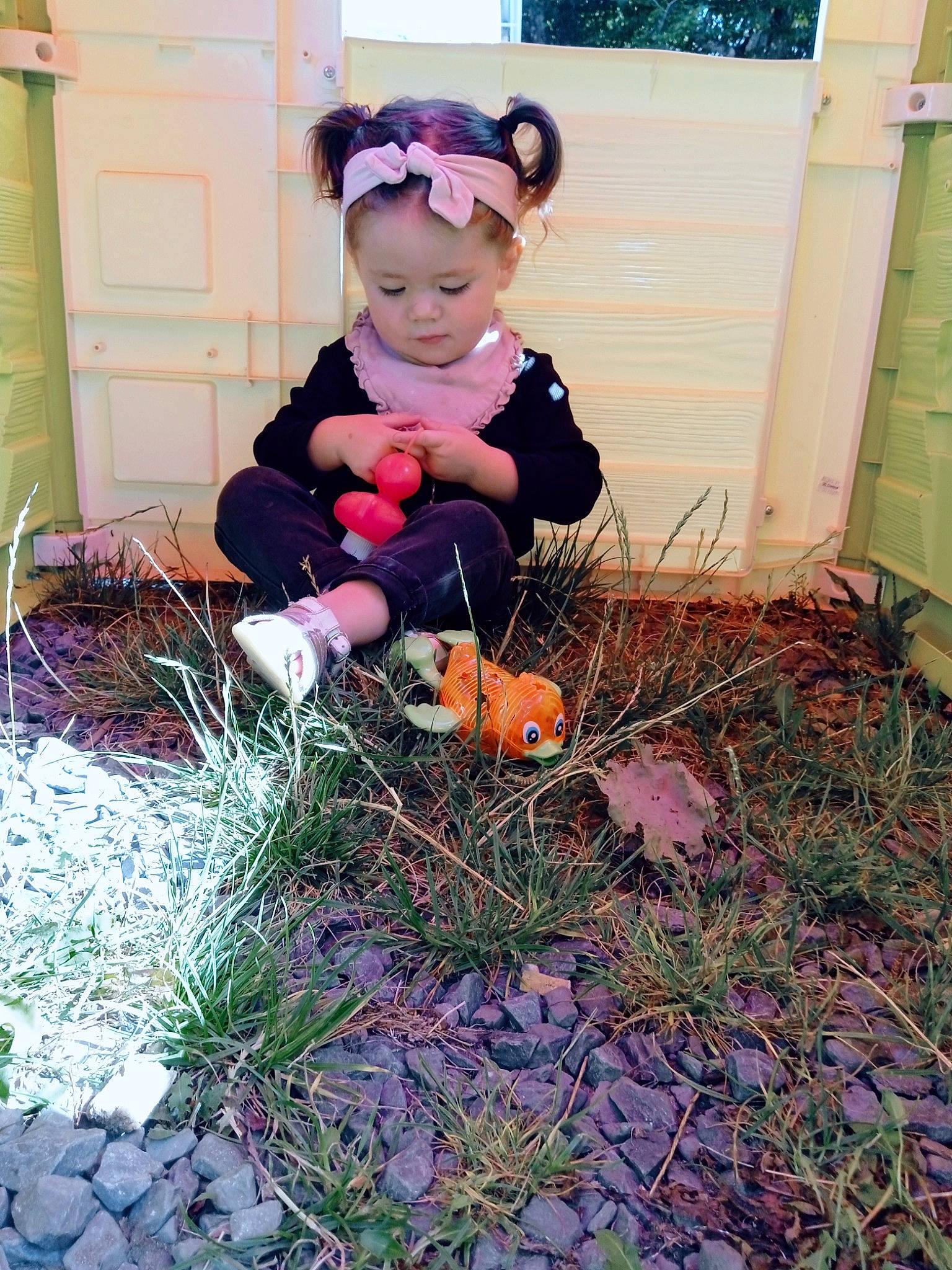 Eliana participe au concours pour gagner de l'argent avec cette photo : baby, baby_toddler_clothing, doll, door, dress, fawn, grass, hat, head, lawn_ornament, leaf, people_in_nature, person, personal_protective_equipment, plant, pumpkin, sitting, stuffed_toy, toddler, toy