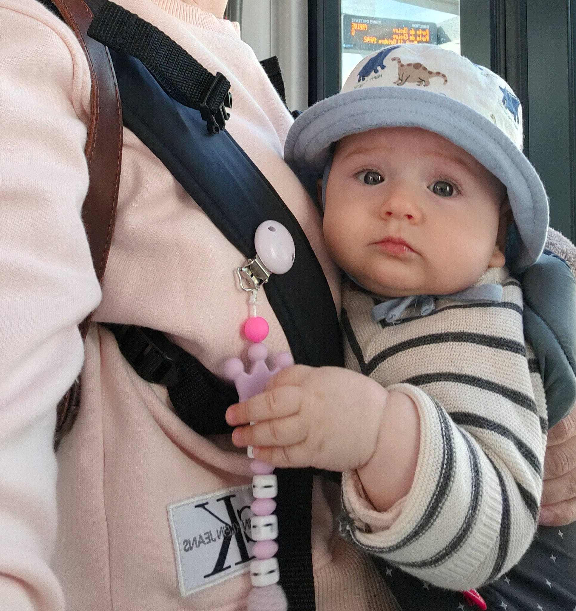 Lili a rejoint le concours — aidez-le/la à gagner de superbes lots ! arm, baby, baby_products, baby_toddler_clothing, cap, child, cool, fashion_accessory, finger, gesture, hand, hat, headwear, jewellery, nail, outerwear, person, sleeve, t_shirt, thumb
