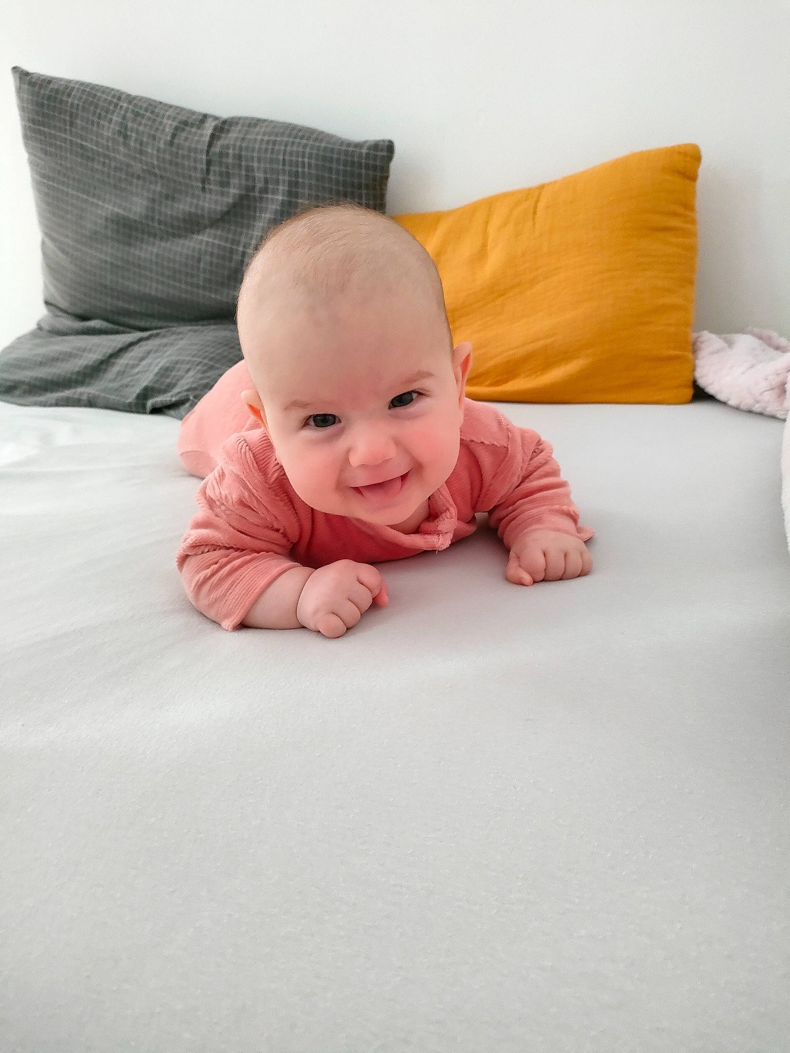 Lili a rejoint le concours — aidez-le/la à gagner de superbes lots ! baby, baby_toddler_clothing, bedding, child, comfort, crawling, floor, flooring, fun, happy, hardwood, human_body, linens, person, portrait_photography, room, sitting, sleeve, smile, toddler