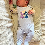 Joseph Vinícius a rejoint le concours — aidez-le/la à gagner de superbes lots ! baby, sleeping, onesie, cartoon, pacifier, blanket, soft_texture, bed, infant, cute, clothing, child, peaceful, rest, toddler, head, face, hand, foot, lying_down
