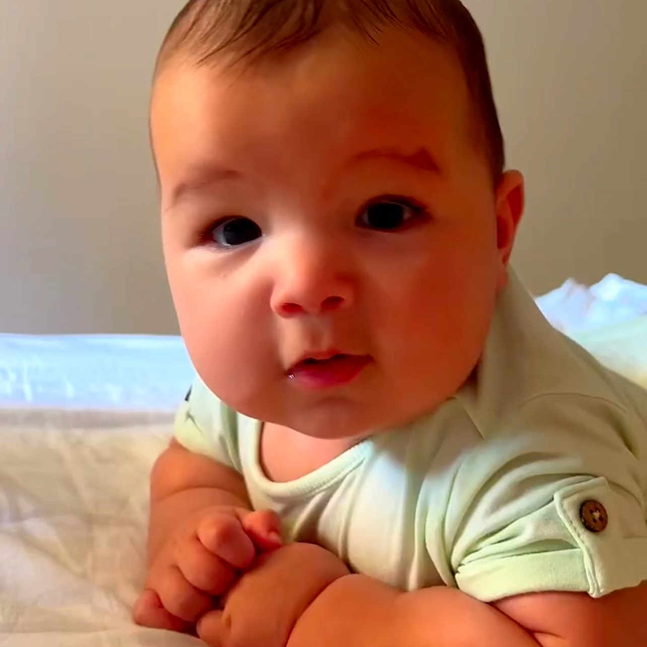 Joseph Vinícius participe au concours pour gagner de l'argent avec cette photo : adorable, baby, bed, blanket, button, child, chubby_cheeks, curious, cute, eyes, face, hands, indoor, infant, lying_down, portrait, shirt, skin, soft_light, young
