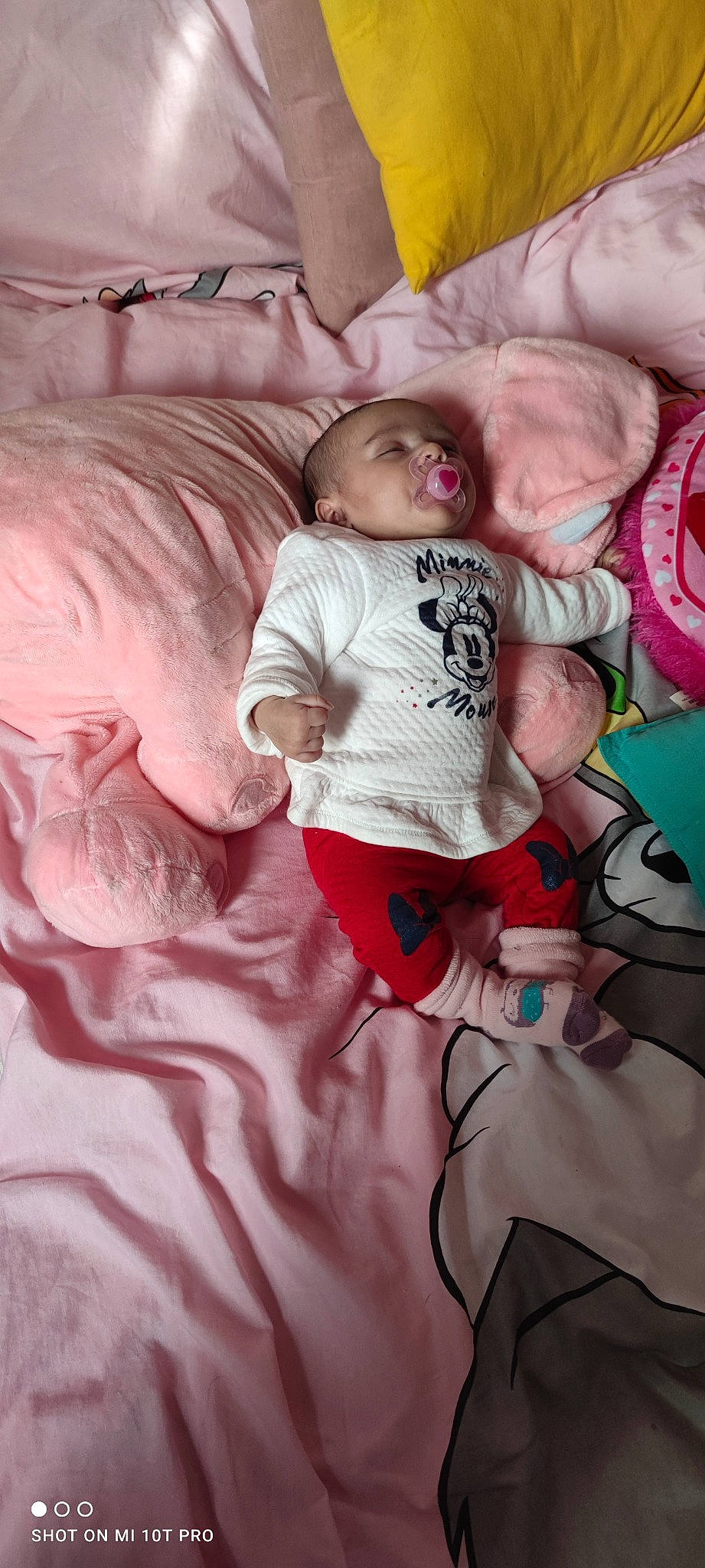 Anaïs a rejoint le concours — aidez-le/la à gagner de superbes lots ! baby, baby_toddler_clothing, bed, bed_sheet, bedding, bedroom, child, comfort, happy, linens, magenta, mouth, pattern, person, pillow, pink, sleeve, t_shirt, textile, throw_pillow