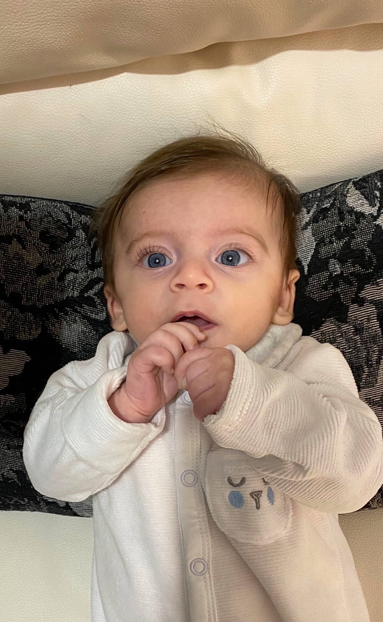Gabriel participe au concours pour gagner de l'argent avec cette photo : baby_toddler_clothing, cheek, chin, comfort, eye, eyebrow, eyelash, face, finger, gesture, hair, hairstyle, head, iris, lip, mouth, neck, nose, person, skin