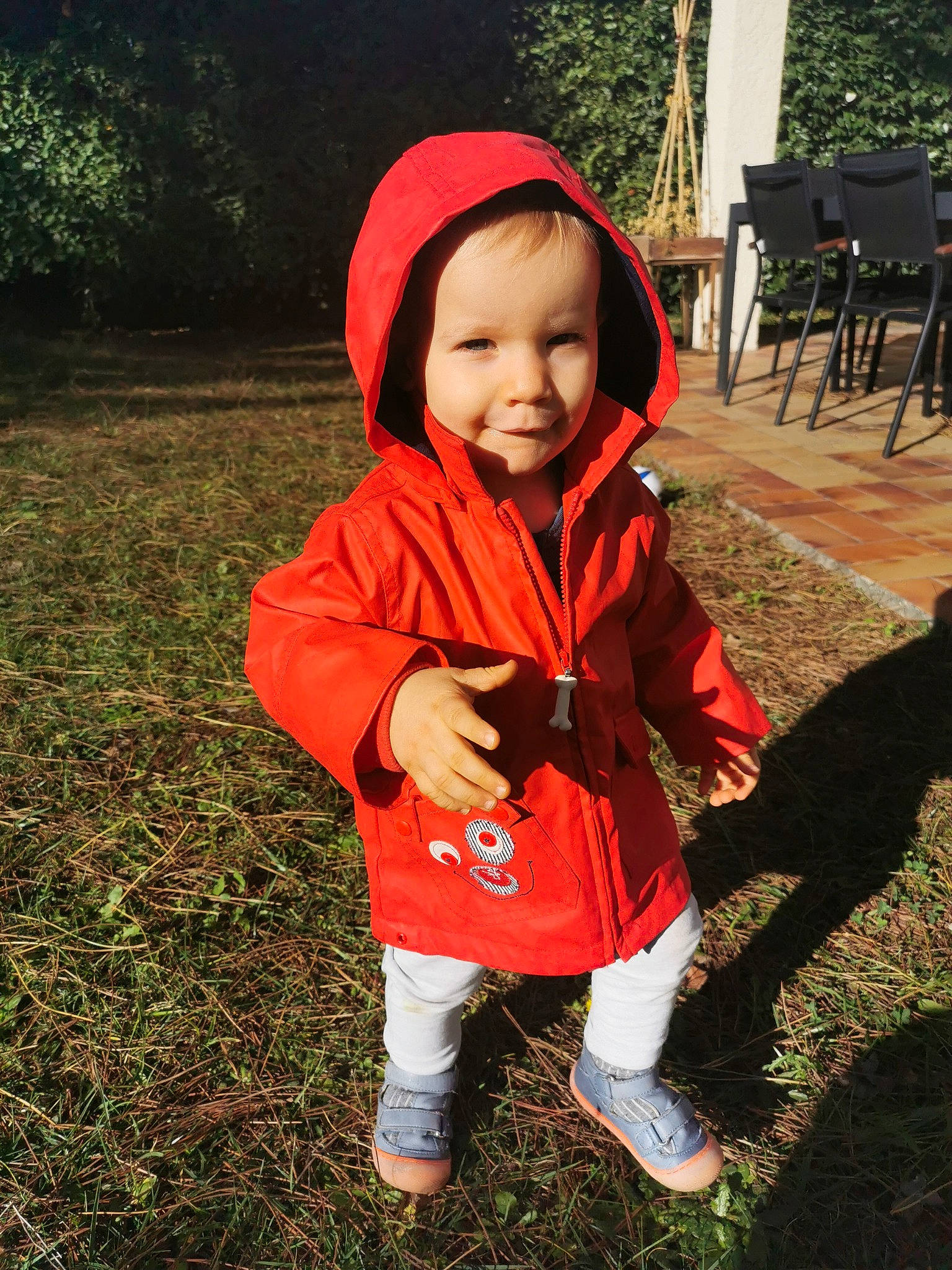 Aydan a rejoint le concours — aidez-le/la à gagner de superbes lots ! baby, baby_toddler_clothing, botany, eye, face, grass, happy, head, headgear, headwear, jacket, leaf, nature, people_in_nature, person, plant, recreation, sleeve, smile, sneakers