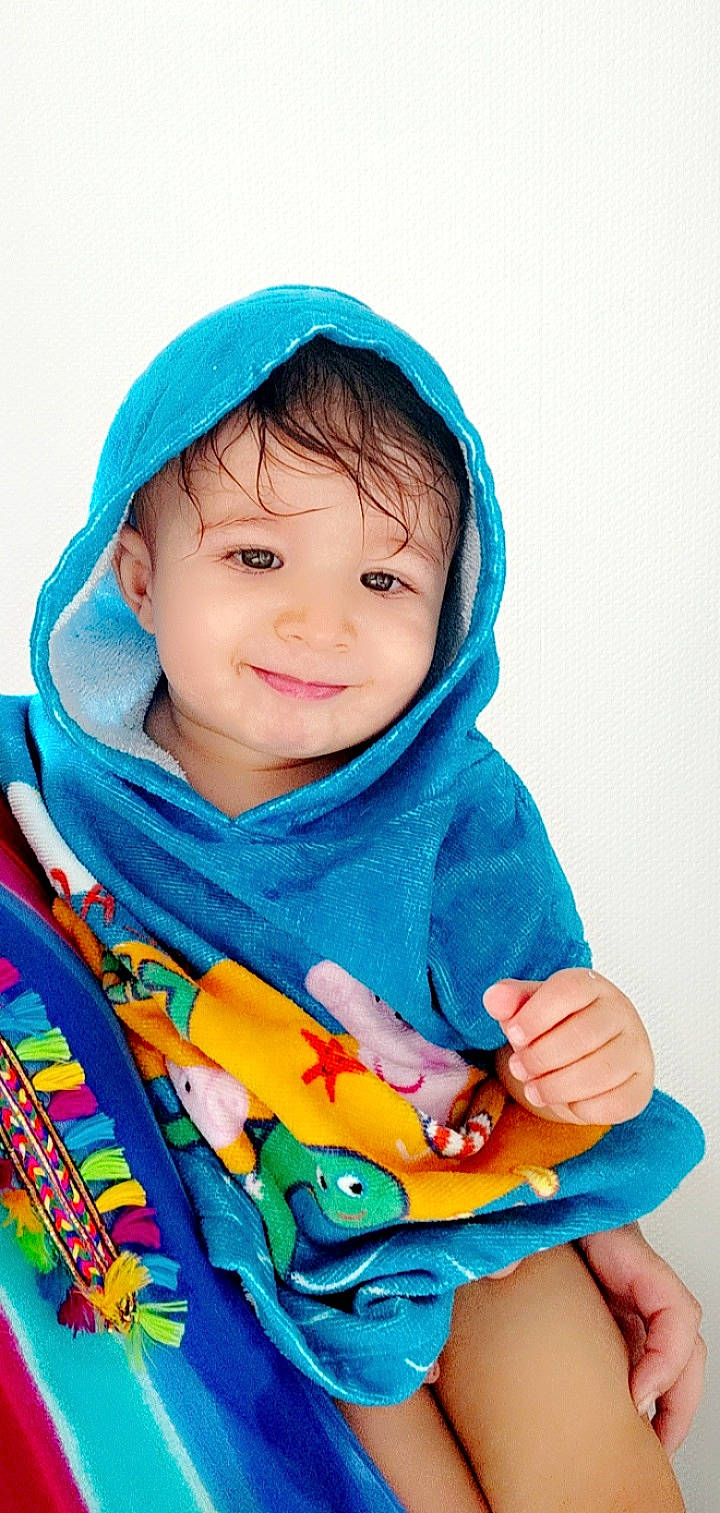 Amir participe au concours pour gagner de l'argent avec cette photo : baby, baby_toddler_clothing, blue, cheek, chin, eye, eyebrow, face, finger, hand, happy, head, headgear, headwear, jacket, joy, neck, nose, outerwear, person