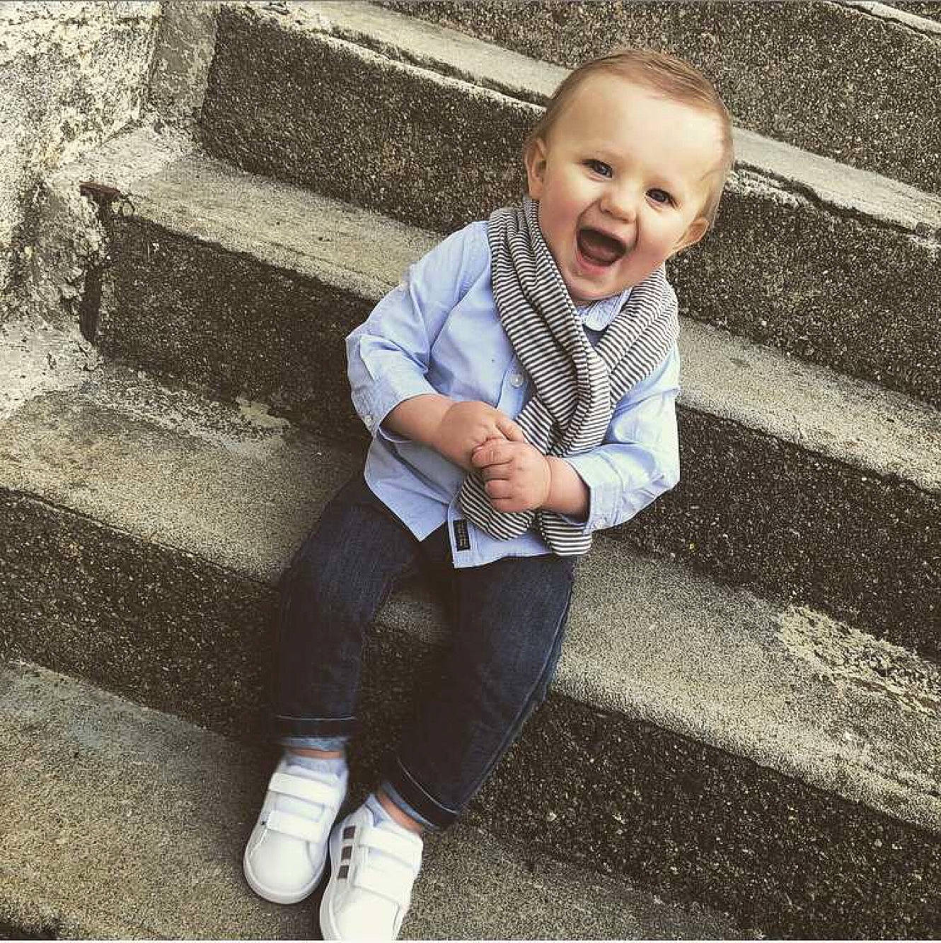 Djulian participe au concours pour gagner de l'argent avec cette photo : baby, beauty, child, cool, facial_expression, footwear, happy, jeans, leg, metal, people, person, photography, plant, play, shoe, sitting, smile, snapshot, standing