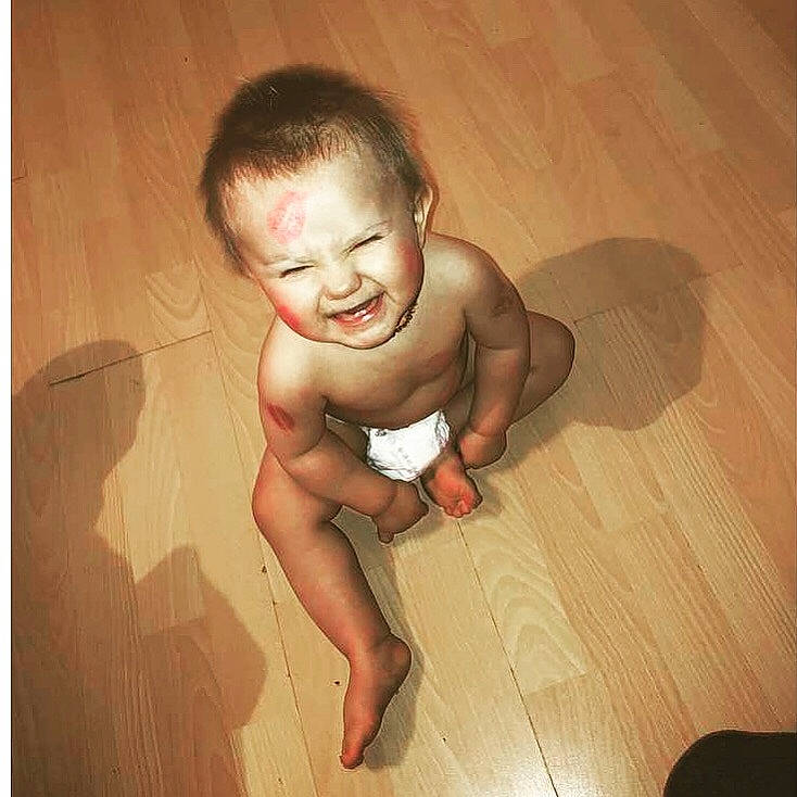 Djulian a rejoint le concours — aidez-le/la à gagner de superbes lots ! baby, cheek, child, facial_expression, finger, floor, flooring, fun, head, laugh, leg, mouth, muscle, person, skin, smile, toddler, wood