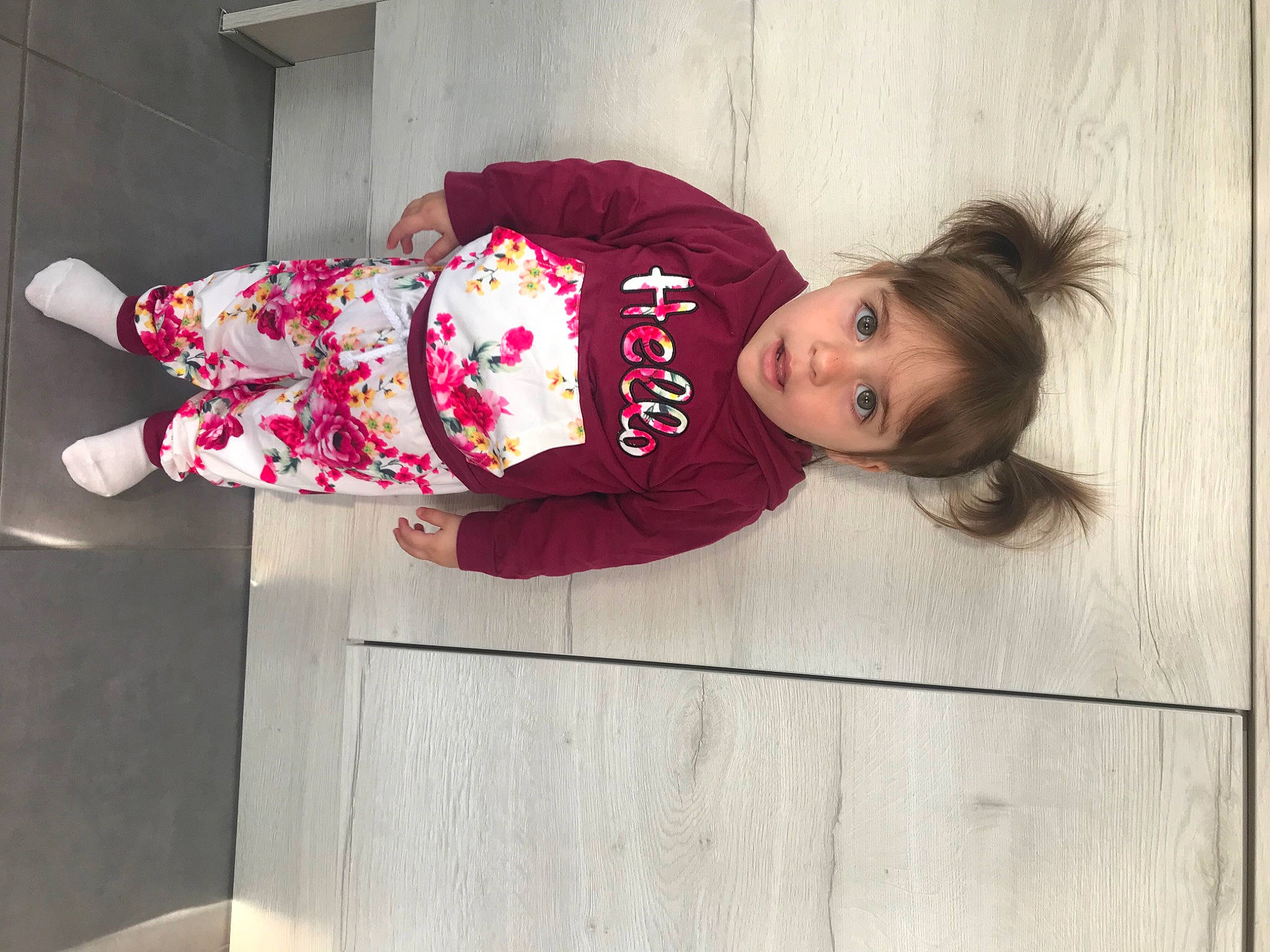 Inaya a rejoint le concours — aidez-le/la à gagner de superbes lots ! baby_toddler_clothing, carmine, child, costume, dress, fashion_design, flooring, fun, happy, magenta, pattern, person, pink, room, sleeve, smile, thigh, toddler, uniform, wood