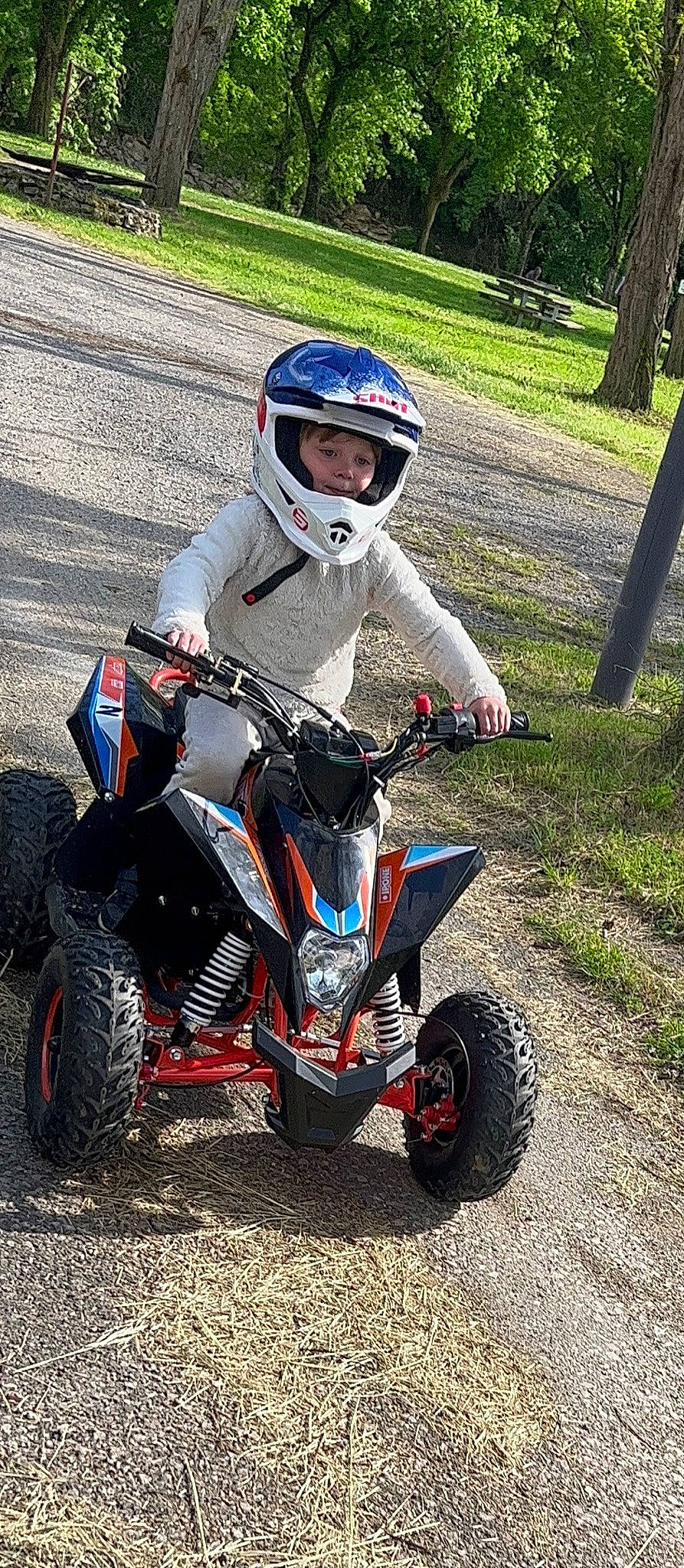 Alyson participe au concours pour gagner de l'argent avec cette photo : automotive_design, automotive_tire, automotive_wheel_system, headwear, helmet, land_vehicle, motocross, motor_vehicle, motorcycle, motorcycle_helmet, motorcycle_racer, motorcycling, motorsport, off_road_racing, person, racing, recreation, sports_equipment, sports_gear, tire