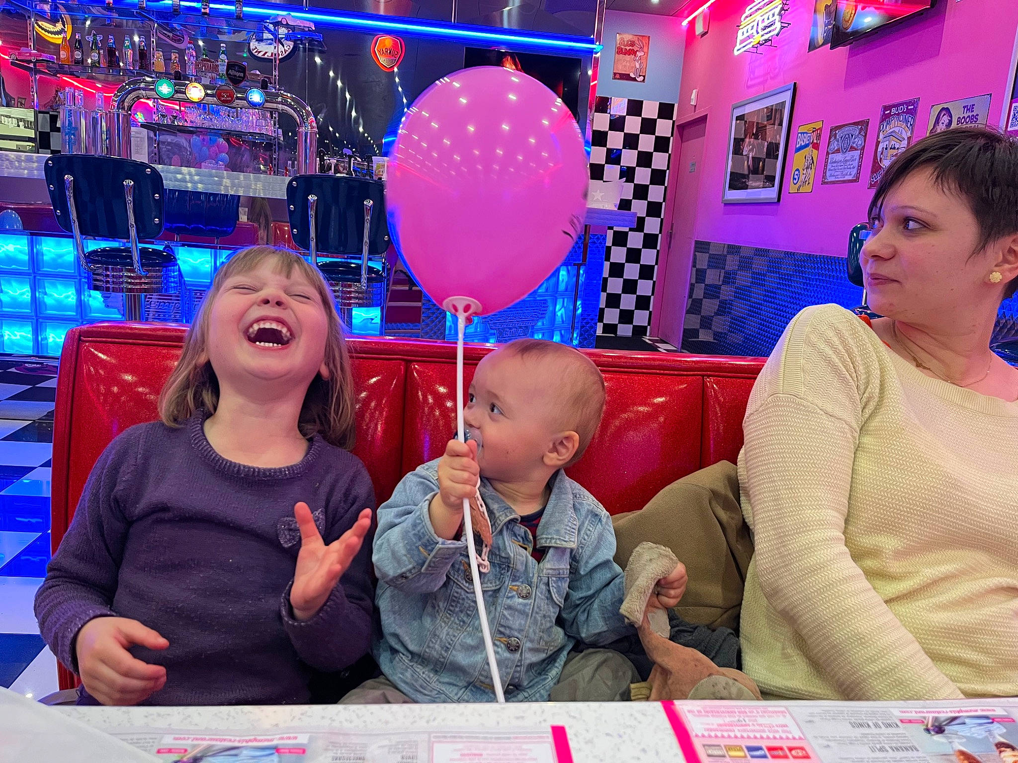 Alyson participe au concours pour gagner de l'argent avec cette photo : balloon, blue, community, decoration, dress, event, fun, happy, joy, leisure, magenta, party, person, pink, purple, sharing, smile, snapshot, social_group, t_shirt
