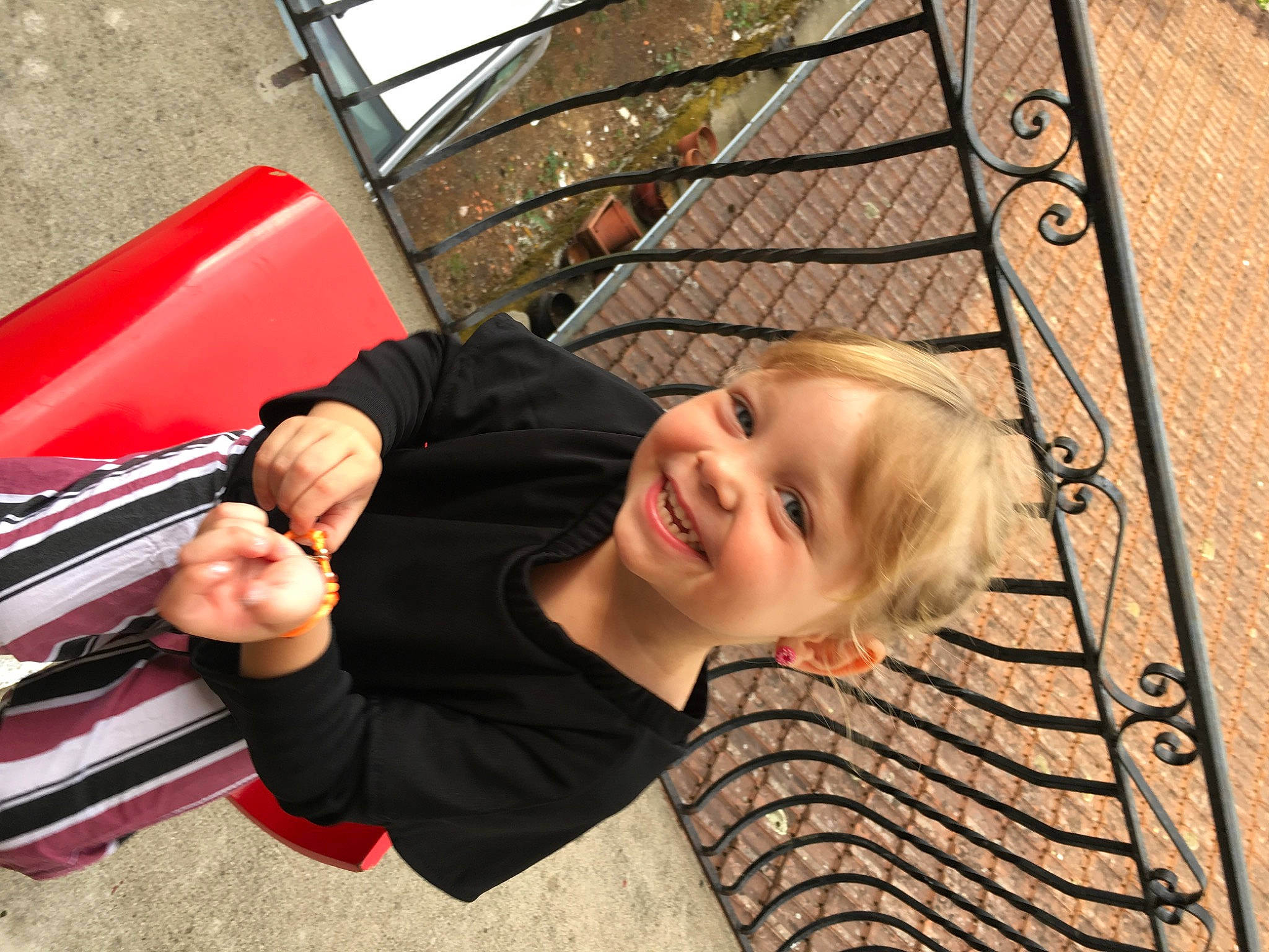 Alyson participe au concours pour gagner de l'argent avec cette photo : automotive_exterior, automotive_lighting, bumper, child, facial_expression, family_car, fun, grass, happy, hood, joy, leisure, outdoor_play_equipment, person, play, recreation, sitting, smile, t_shirt, toddler