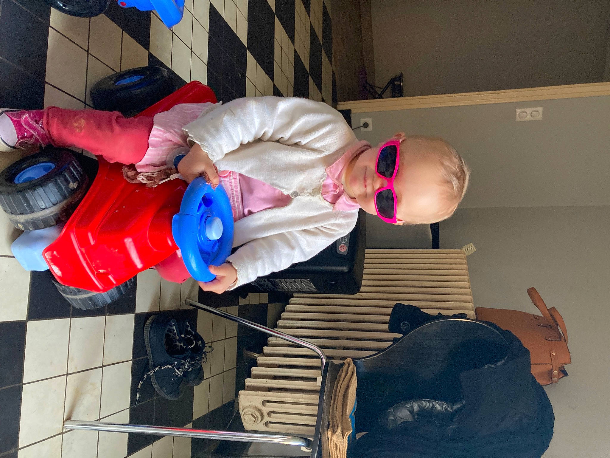 Adixia a rejoint le concours — aidez-le/la à gagner de superbes lots ! carmine, child, costume, elbow, electric_blue, fictional_character, fun, glove, hat, human_leg, machine, person, room, shoe, sneakers, toddler