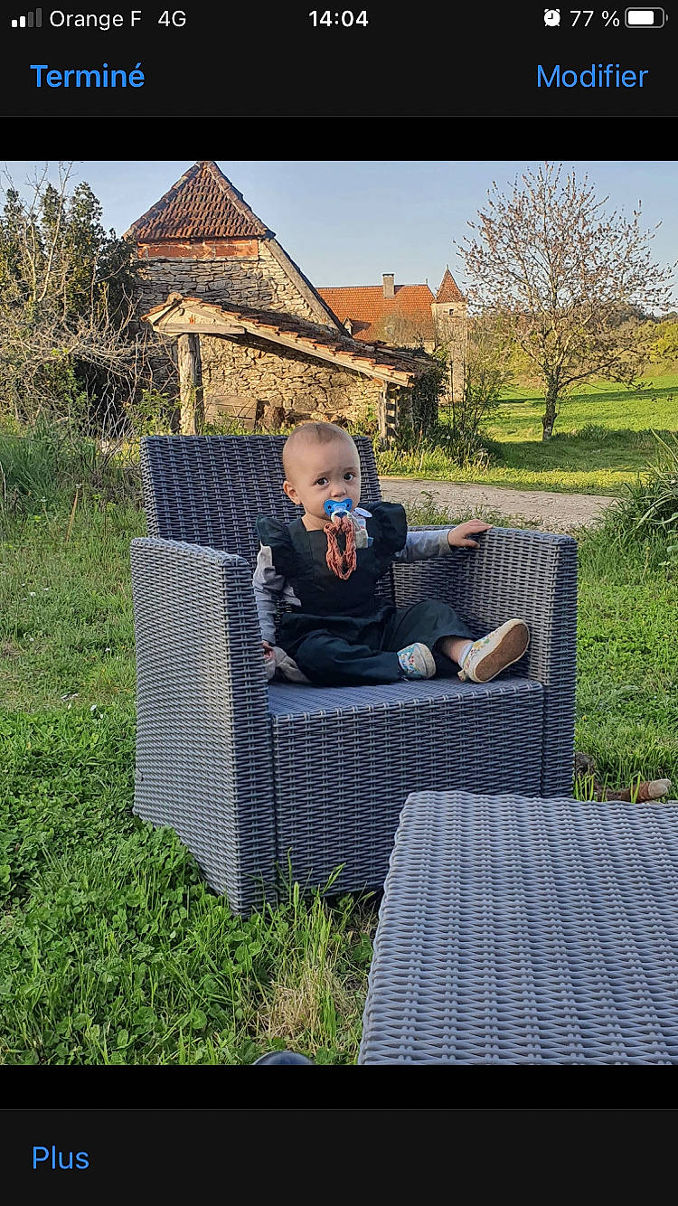 Adixia a rejoint le concours — aidez-le/la à gagner de superbes lots ! bench, brick, chair, comfort, cottage, furniture, grass, grass_family, grassland, house, landscape, lawn, leisure, outdoor_furniture, people_in_nature, person, plant, rectangle, sky, toddler