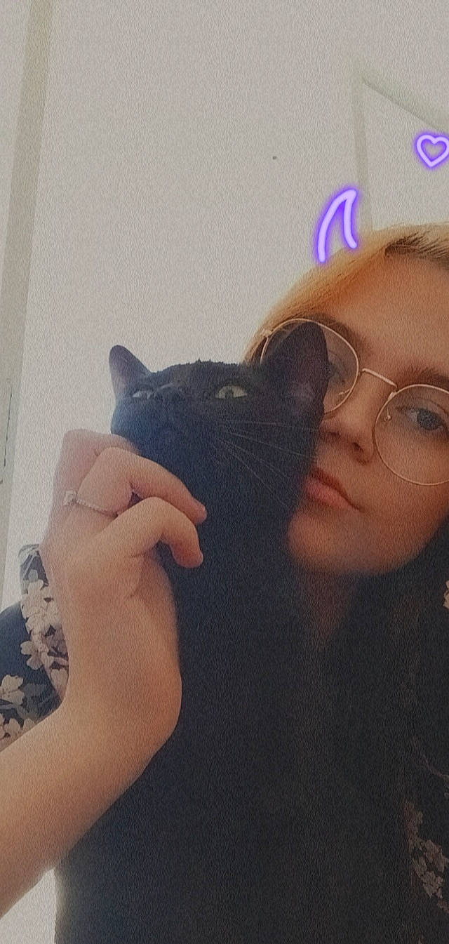 Mistic a rejoint le concours — aidez-le/la à gagner de superbes lots ! arm, comfort, ear, eyebrow, eyelash, felidae, gesture, glasses, hairstyle, hand, happy, human_body, iris, lip, mammal, mouth, neck, skin, small_to_medium_sized_cats, vertebrate