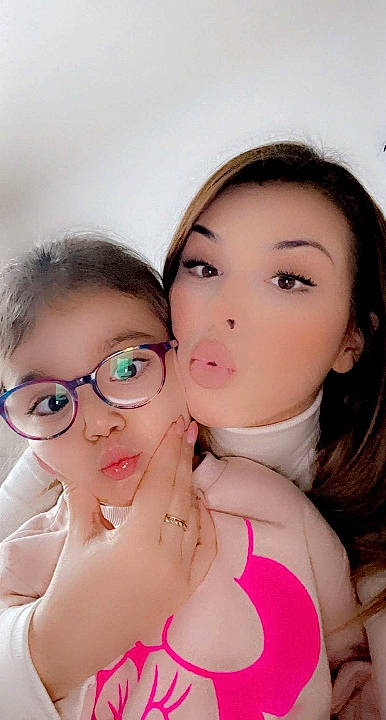 Neyla a rejoint le concours — aidez-le/la à gagner de superbes lots ! beauty, black_hair, brassiere, cheek, chest, child, eyebrow, eyelash, finger, gesture, happy, lip, long_hair, mouth, neck, nose, person, pink, shoulder, skin